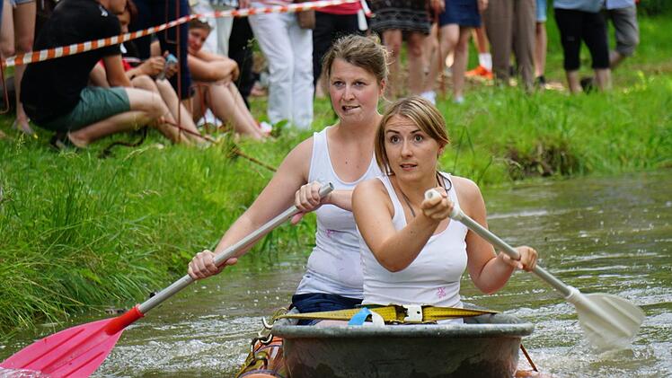 Die "Tratsch-Tanten" Linda Toni und Beatrice Fromm zeigten Einsatz und Konzentration und landeten auf Platz 3. Fotos: Peter Liebermann