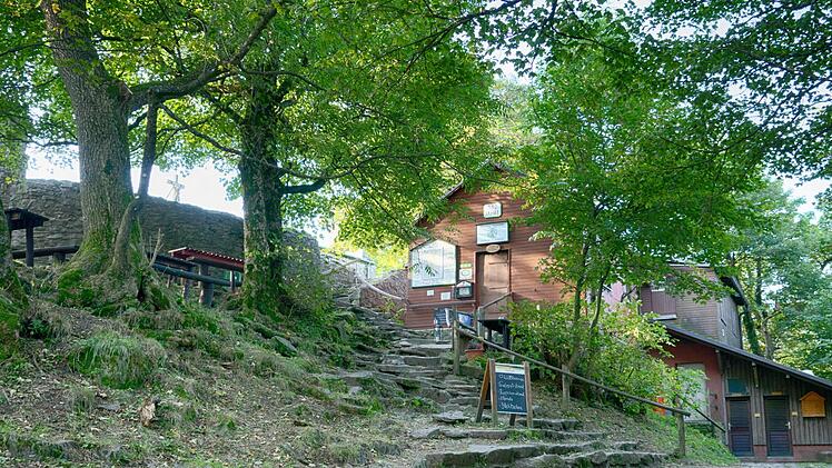 Die Gemeinde Hofbieber wird ab 1. April Betreiberin der Milseburgh&uuml;tte. Bereits seit 2006 ist sie schon Eigent&uuml;mer des Gipfel-Gel&auml;ndes.  Foto: Sonja Demmler