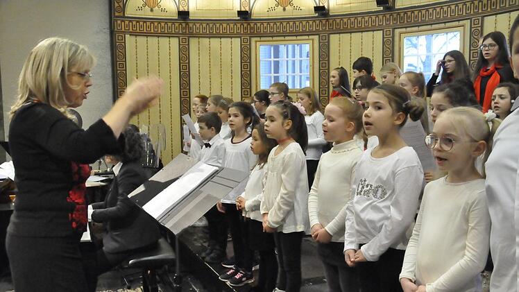 Der Sängernachwuchs der Kurstadt bei seinem Auftritt -  unter der musikalischen Leitung von Brigitte Ascherl. Foto: Peter Klopf