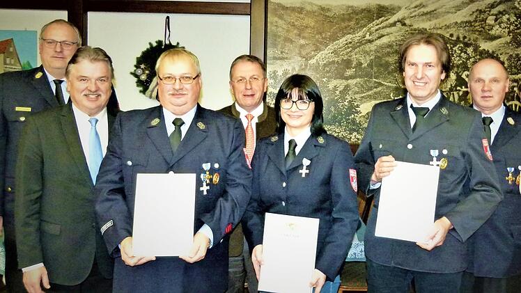 Siegfried Kaßel, Petra Günther und Thomas Geiger (mit Urkunden, von links) wurden für langjährige Dienstzeit geehrt.