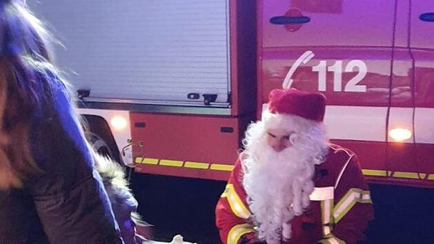 Der Nikolaus kam heuer mit Blaulicht zu den Kindern. Die Feuerwehr Breitenbach-Mitgenfeld hat das organisiert.  Foto: Manuela Schumm