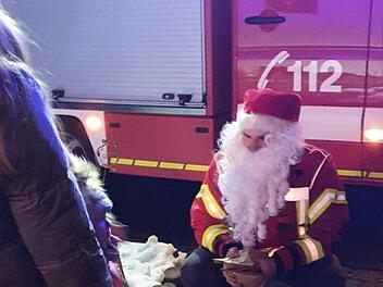 Der Nikolaus kam heuer mit Blaulicht zu den Kindern. Die Feuerwehr Breitenbach-Mitgenfeld hat das organisiert.  Foto: Manuela Schumm