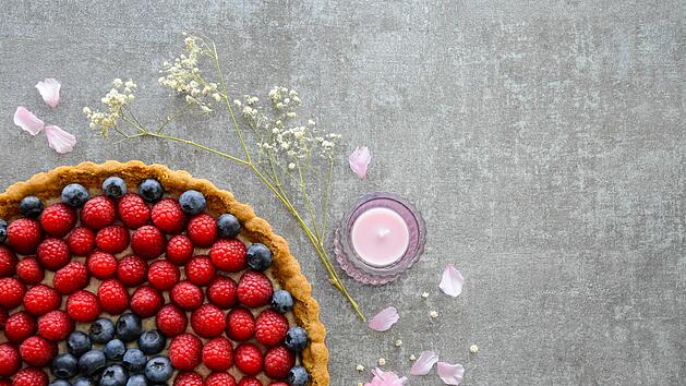Einfach, köstlich und dazu eine Augenweide: Ein hübsch dekorierte Obstkuchen sorgt gerade an heißen Tagen für die richtige Portion Süße - mit ein paar Vitaminen on top. Symbolfoto: Annett Burger/Unsplash.