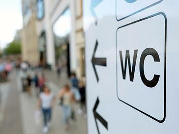 Wer unterwegs ist, ist auf öffentliche Toilette angeweisen.Foto: Sebastian Willnow/dpa-Zentralbild/dpa