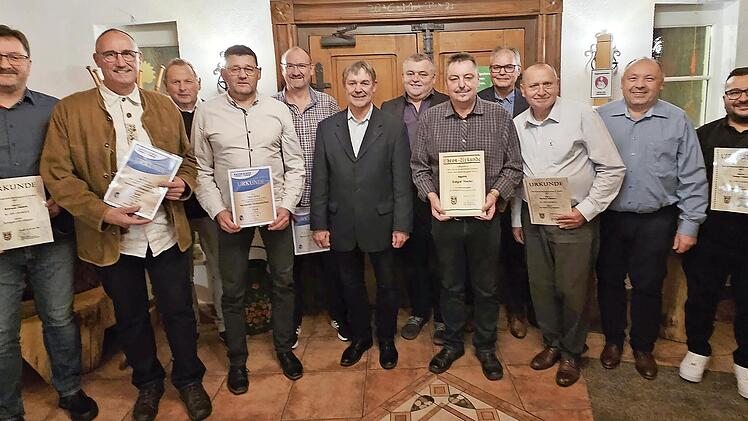 Ehrungen bei der Schiedsrichter Gruppe Kronach für langjährige Treue: Es gratulierten SR-Obmann Helmut Bauer (7. v. links), Landratsvertreter Gerhard Wunder (6. v. links) , BSA-Mitglied Thomas Thüroff (3. v. links) und stellvertretender SR-Obmann ...