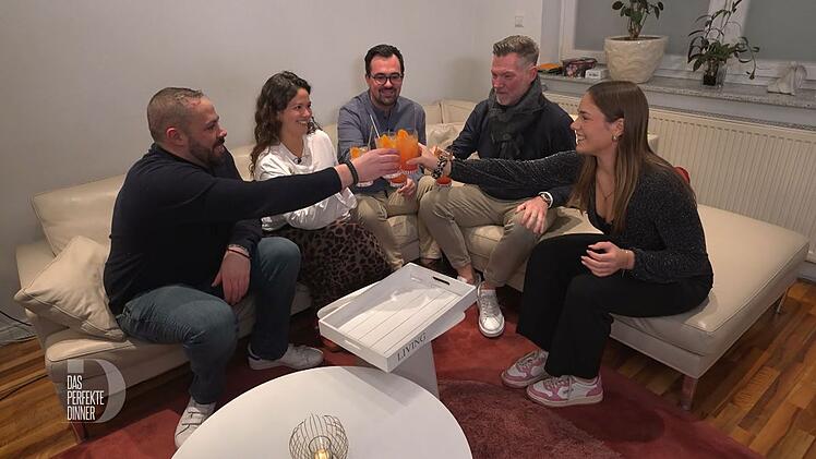 Für Paul, Julia, Michi, Marcus und Angelina geht die Dinner-Woche endlich los.