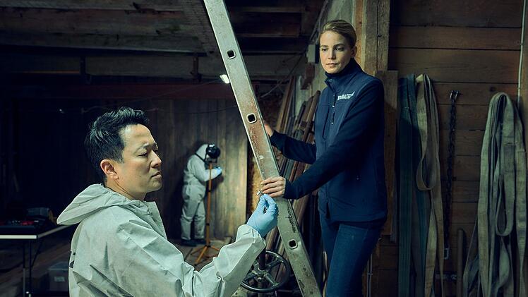 Jin-Su Lee (Johannes Ahn) und Claudia Diener (Rike Schmid) gehen dem Handwerk der Spurensicherung nach.