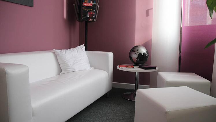 Ein großes Sofa in einer abgetrennten Ecke lädt zum Entspannen ein. Es ist aber auch ein Ort, an dem Gespräche mit Eltern oder Schülern stattfinden können.