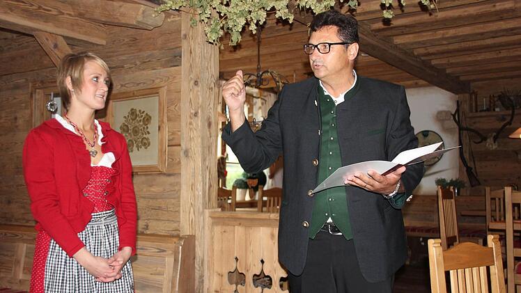 Gerhard Semmler erläuterte die Kriterienliste vor Katrin Heber.