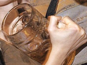 Als Tatwaffe zweckentfremdet wurde beim Freischießen ein Maßkrug. Das Opfer soll nach Meinung des Gerichts den Spieß umgedreht haben und nach seiner eigenen medizinischen Versorgung dem Täter aufgelauert und ihm eine Bierflasche über den Kopf gezogen haben. Foto: Archiv