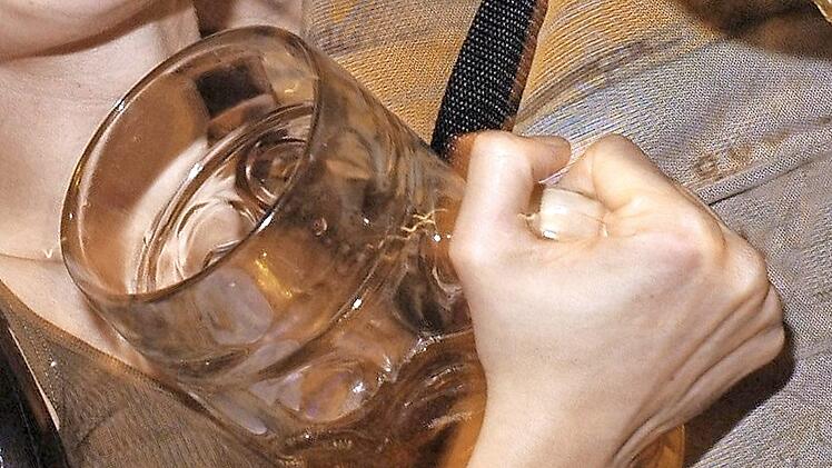 Als Tatwaffe zweckentfremdet wurde beim Freischießen ein Maßkrug. Das Opfer soll nach Meinung des Gerichts den Spieß umgedreht haben und nach seiner eigenen medizinischen Versorgung dem Täter aufgelauert und ihm eine Bierflasche über den Kopf gezogen haben. Foto: Archiv