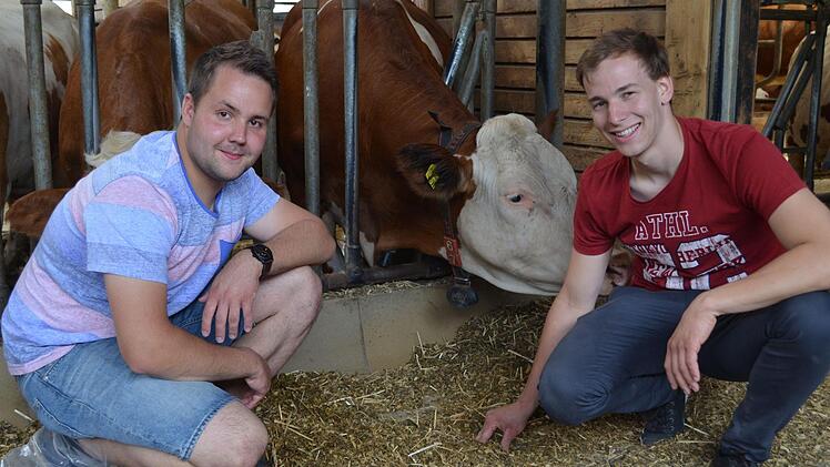 Felix Wachsmann (links) und Axel Roth waren das beste Duo beim landwirtschaftlichen Berufswettbewerb. Foto: Gabi Bertram