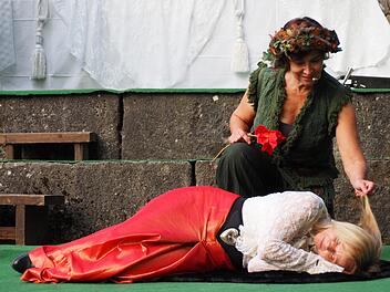 Puck verzaubert die schlafende Helena. Foto: Dieter Moschinsky
