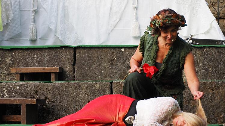 Puck verzaubert die schlafende Helena. Foto: Dieter Moschinsky