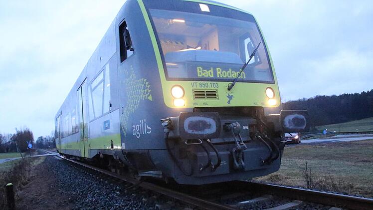 An einem unbeschränktem Bahnübergang zwischen Coburg und Bad Rodach kam es am Donnerstagmorgen zu einem Unfall zwischen einem Zug und einem Auto. Foto: Stelzner