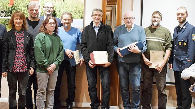 Ehrungen gab es bei der Feuerwehr G&auml;rtenroth. Im Bild (von links) Vorsitzender Michael Wachter, B&uuml;rgermeisterin Christine Frie&szlig;, Werner Weiherm&uuml;ller, Astrid Reinhardt, Kommandant Heiko Heierth, Erich Sch&ouml;ps, Erwin Ponert, Herbert Gebelein, Markus Pensel, Stadtkommandant Andre Grothues und Kreisbrandmeister Thilo Kraus. Foto: privat
