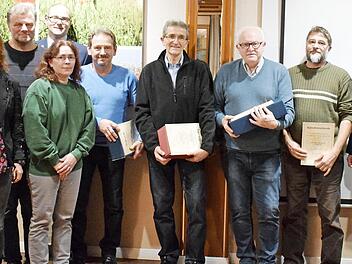 Ehrungen gab es bei der Feuerwehr Gärtenroth. Im Bild (von links) Vorsitzender Michael Wachter, Bürgermeisterin Christine Frieß, Werner Weihermüller, Astrid Reinhardt, Kommandant Heiko Heierth, Erich Schöps, Erwin Ponert, Herbert Gebelein, Markus Pensel, Stadtkommandant Andre Grothues und Kreisbrandmeister Thilo Kraus. Foto: privat