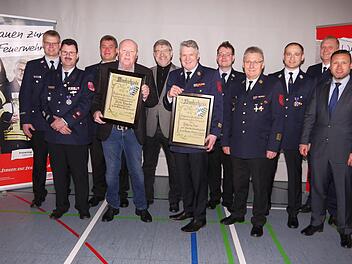 Ehrungen für außergewöhnliche Verdienste um das Feuerwehrwesen im Coburger Land hat es bei der Tagung der Feuerwehrkommandanten gegeben (von links): Detlef Schoder, Henry Reisenweber, Wolfgang Brasch, Ulrich Rauscher,  Michael Busch, Wolfgang Beyer, Steffen Pertsch, Manfred Lorenz, Andreas Hümmer, Marc Stielow und Martin Finzel.