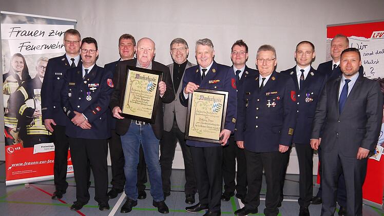 Ehrungen für außergewöhnliche Verdienste um das Feuerwehrwesen im Coburger Land hat es bei der Tagung der Feuerwehrkommandanten gegeben (von links): Detlef Schoder, Henry Reisenweber, Wolfgang Brasch, Ulrich Rauscher,  Michael Busch, Wolfgang Beyer, Steffen Pertsch, Manfred Lorenz, Andreas Hümmer, Marc Stielow und Martin Finzel.