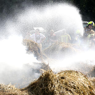 Spektakuläre Löschaktion im Kreis Forchheim: 100 Stroh- und Heuballen brennen