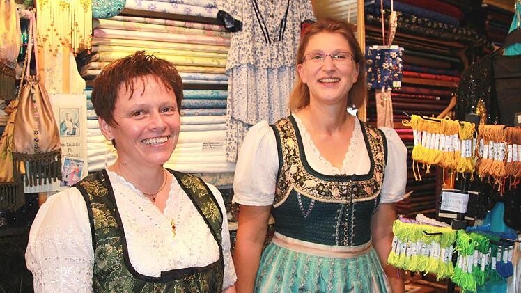 Birgit Hauenstein (li.) und Kerstin Göthert (re.) sind sehr stolz, als Ortsbäuerin Tracht zu tragen. Foto: Julia Heimberger