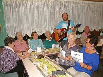 Christian Hofmann (Bild) wird mit seiner Gitarre erneut das Wirthaussingen in Nurn umrahmen.  Foto: Hofmann