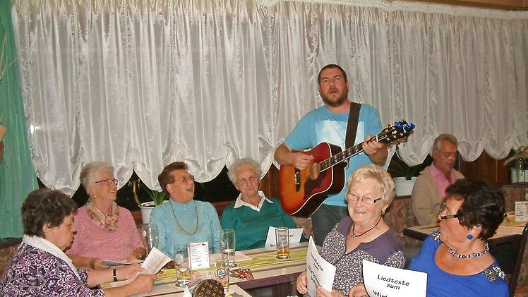 Christian Hofmann (Bild) wird mit seiner Gitarre erneut das Wirthaussingen in Nurn umrahmen.  Foto: Hofmann