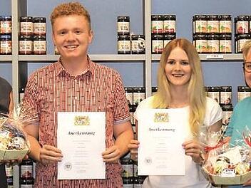 Maintal-Gesch&auml;ftsf&uuml;hrerin Anne Feulner (links) und Personalreferentin Susanne Str&ouml;hlein gratulieren ihren Auszubildenden Carina Keller und Simon Sauerteig zum Erhalt des Staatspreis f&uuml;r besondere schulische Leistung der Regierung von Unterfranken. Foto: Maintal Konfit&uuml;ren / Carina Nolte