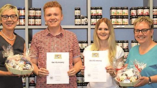Maintal-Gesch&auml;ftsf&uuml;hrerin Anne Feulner (links) und Personalreferentin Susanne Str&ouml;hlein gratulieren ihren Auszubildenden Carina Keller und Simon Sauerteig zum Erhalt des Staatspreis f&uuml;r besondere schulische Leistung der Regierung von Unterfranken. Foto: Maintal Konfit&uuml;ren / Carina Nolte