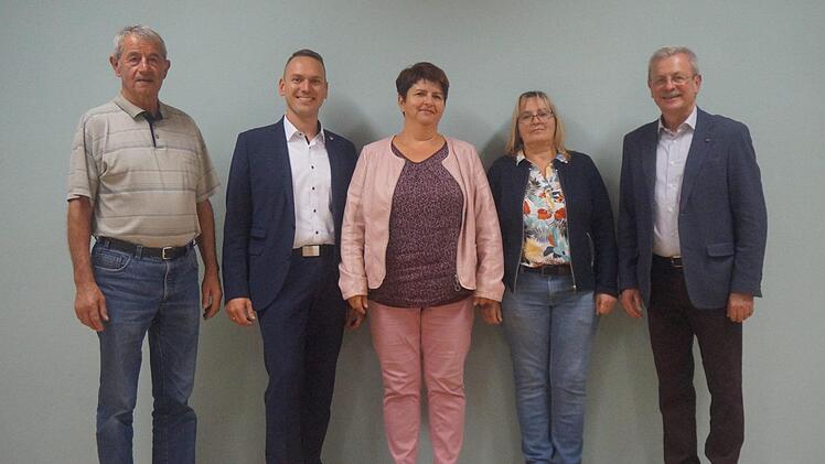 Mario G&ouml;tz (Zweiter von links) ist auch der B&uuml;rgermeisterkandidat der Freie W&auml;hlergemeinschaft. Auf dem Foto ist er zusammen mit Gottfried St&uuml;rzenberger, Daniela Spahn, Margot Schottdorf und B&uuml;rgermeister Gotthard Schlereth zu sehen. Foto: Marcus Leitner