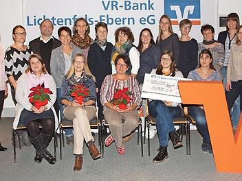 Die beiden Vertreter der VR-Bank Lichtenfels-Ebern, der Lichtenfelser Regionalmarktleiter Christian Ohlmann und der Vertriebsleiter Steffen Mahr (v. re.), überreichten an die Vertreter von 27 Kindergärten Spenden in einer Gesamthöhe von 10 000 Euro. Foto: Alred Thieret