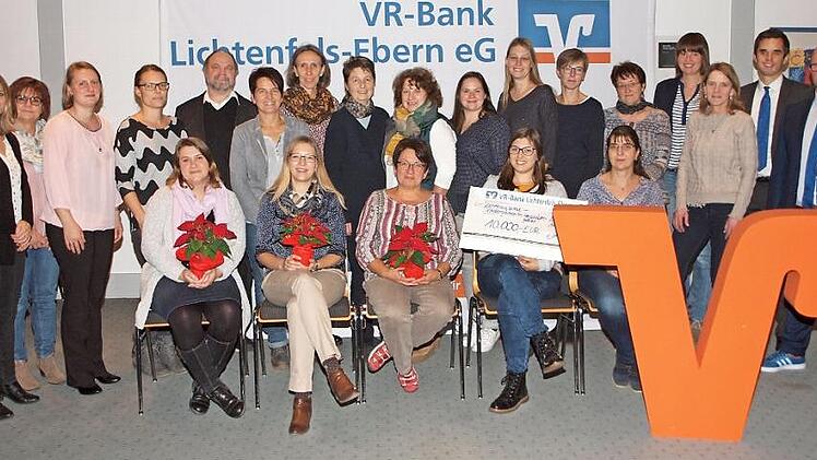 Die beiden Vertreter der VR-Bank Lichtenfels-Ebern, der Lichtenfelser Regionalmarktleiter Christian Ohlmann und der Vertriebsleiter Steffen Mahr (v. re.), überreichten an die Vertreter von 27 Kindergärten Spenden in einer Gesamthöhe von 10 000 Euro. Foto: Alred Thieret