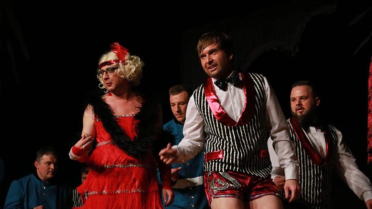 Das Männerballett mit dem Schautanz "Diamantenfieber". Foto: Jürgen Gärtner