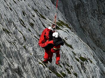 Kletterunfall in Tirol: Mann bei Sturz schwer verletzt - Bergung mit Rettungshubschrauber Kletterunfall in Tirol: Mann bei Sturz schwer verletzt - Bergung mit Rettungshubschrauber