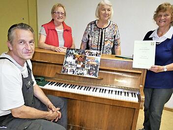 Ehrungen beim Gesangverein Schwarzach-Schmeilsdorf: Am Klavier sitzt Chorleiter Peter Frick und dahinter stehen (von links) Kathrin Bär, Marianne Seuß und Ehrenvorsitzende Elfriede Stenglein.