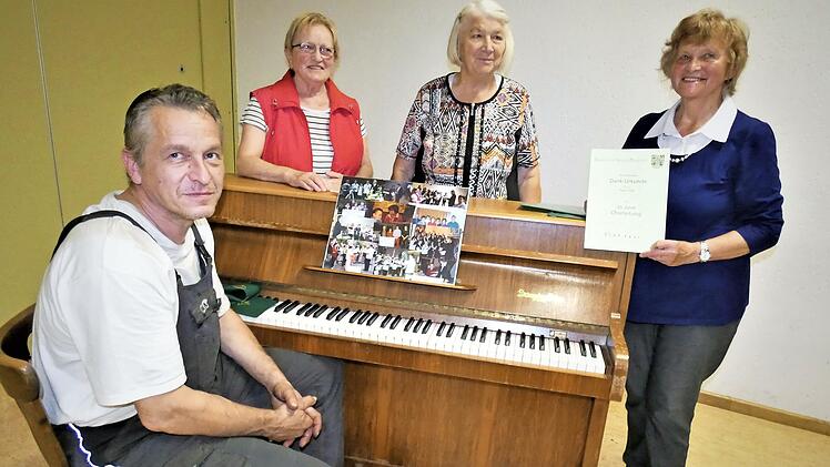 Ehrungen beim Gesangverein Schwarzach-Schmeilsdorf: Am Klavier sitzt Chorleiter Peter Frick und dahinter stehen (von links) Kathrin Bär, Marianne Seuß und Ehrenvorsitzende Elfriede Stenglein.