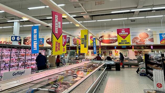 In der Real-Filiale im Nürnberger Mercado-Center werden die Regale kurz vor der Schließung immer leerer.