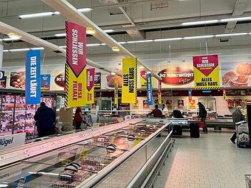 In der Real-Filiale im Nürnberger Mercado-Center werden die Regale kurz vor der Schließung immer leerer.