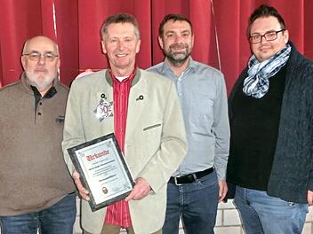 Jürgen Braunersreuther (Zweiter von links) wurde zum Ehrenspielführer des FC Ludwigschorgast ernannt. Dazu gratulierten (von rechts) Schriftführer Andreas Vogler, Vorsitzender Martin Ullraum und Beirat Helmut Schmidt.