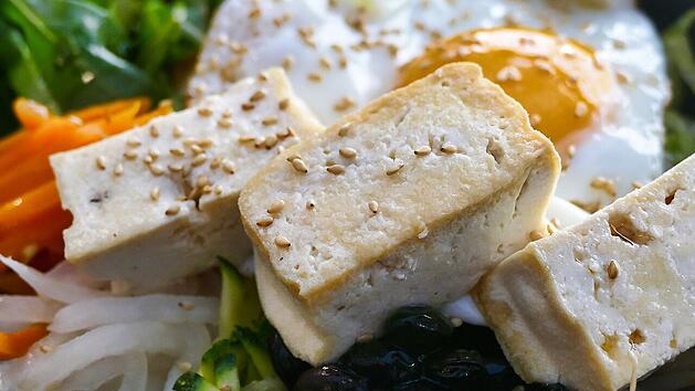 Tofu muss nicht fad sein: Mithilfe unserer drei-Rezept-Tipps gelingt dir eine geniale Marinade.