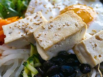 Tofu muss nicht fad sein: Mithilfe unserer drei-Rezept-Tipps gelingt dir eine geniale Marinade.