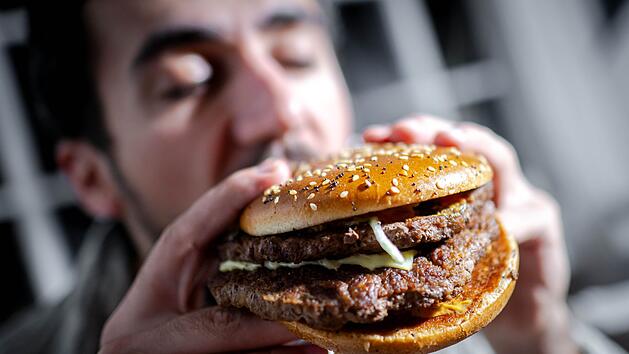 Vegetarische Ern&auml;hrung bietet gesundheitliche Vorteile wie ein geringeres Risiko f&uuml;r Herz-Kreislauf-Erkrankungen und tr&auml;gt zur Schonung von Umweltressourcen bei, erfordert jedoch eine bewusste N&auml;hrstoffplanung.