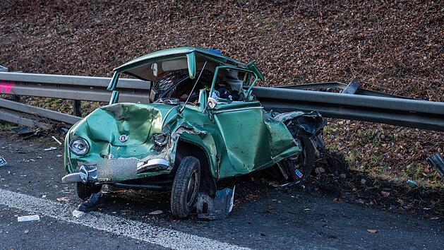Horror-Crash auf der Autobahn: Oldtimer ohne Gurte in Leitplanke geschleudert - Zwei Schwerverletzte nach Zusammensto&szlig;