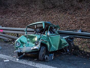Horror-Crash auf der Autobahn: Oldtimer ohne Gurte in Leitplanke geschleudert - Zwei Schwerverletzte nach Zusammenstoß