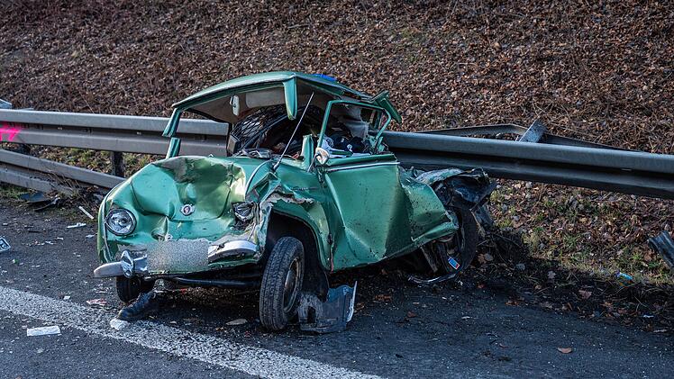 Horror-Crash auf der Autobahn: Oldtimer ohne Gurte in Leitplanke geschleudert - Zwei Schwerverletzte nach Zusammenstoß