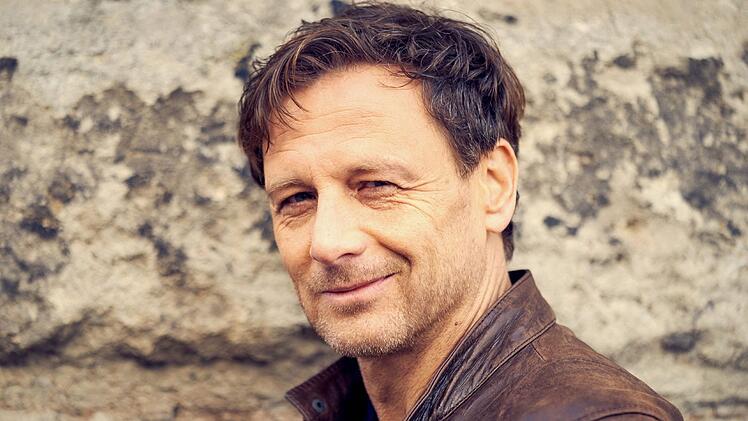 2026 kehrt Hendrik Duryn in seiner Paraderolle in "Der Lehrer" zur&uuml;ck.