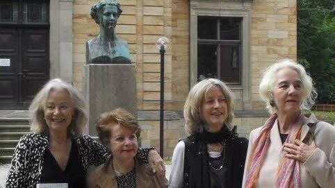 Vier Wagner-Urenkelinnen vor Wahnfried: Iris Wagner (rechts), Nike Wagner, Dagny Beidler und Daphne Wagner bei der Buchpräsentation zu Eva Riegers Biografie über deren Tante Friedelind Wagner im Sommer 2012. Foto: Karlheinz Beer