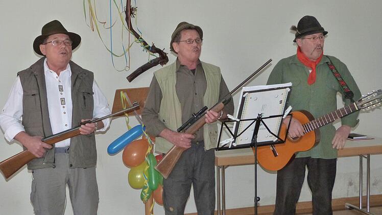 Als Jäger verkleidet sangen die "Theaterspatzen" aus Geusfeld (v.l.): Sebastian Finster, Edwin Finster und Willi Stahl Jagd-Lieder