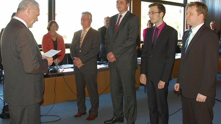 Vereidigung der vier neuen Stadtratsmitglieder (von links) Frank Rebhan, Heinrich Luthardt, Bastian Schober, Marc Holland und Frank Altrichter.