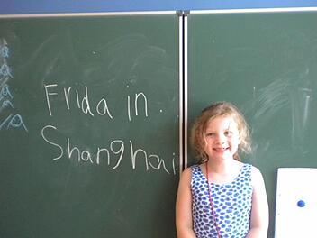 Mathilda zeigt Deutschland auf ihrem Countryball. Frida hat in der deutsch-französischen Schule in Shanghai schreiben gelernt. Fotos: Christiane Lehmann/privat
